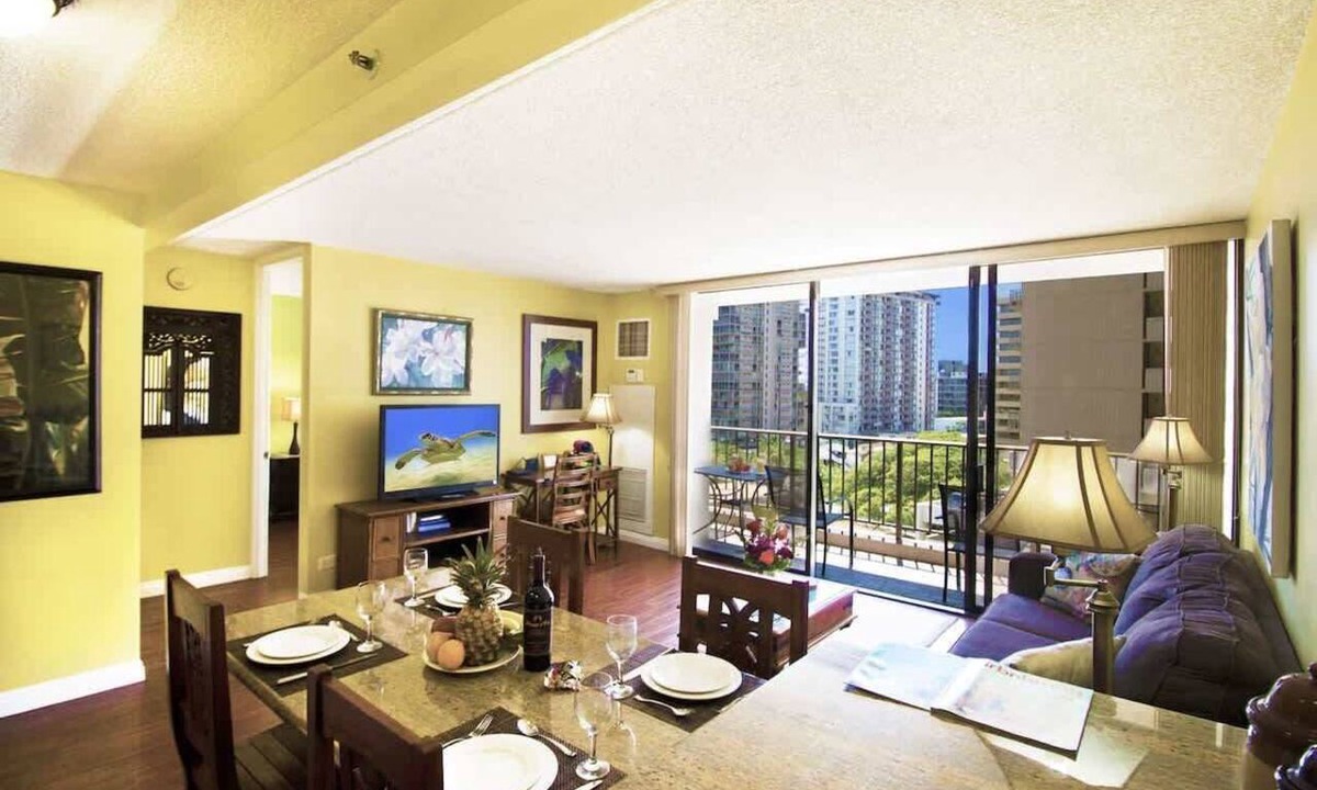 Waikiki Condo | Sunset condo w/pool, gym & Diamond Head views