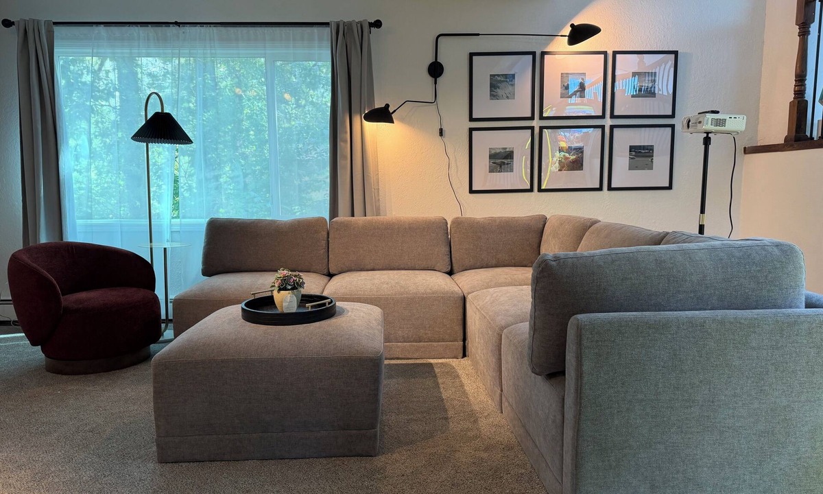 Turnagain House | Superb 3-bedroom 3 Full bath townhome 5 mins to Airport