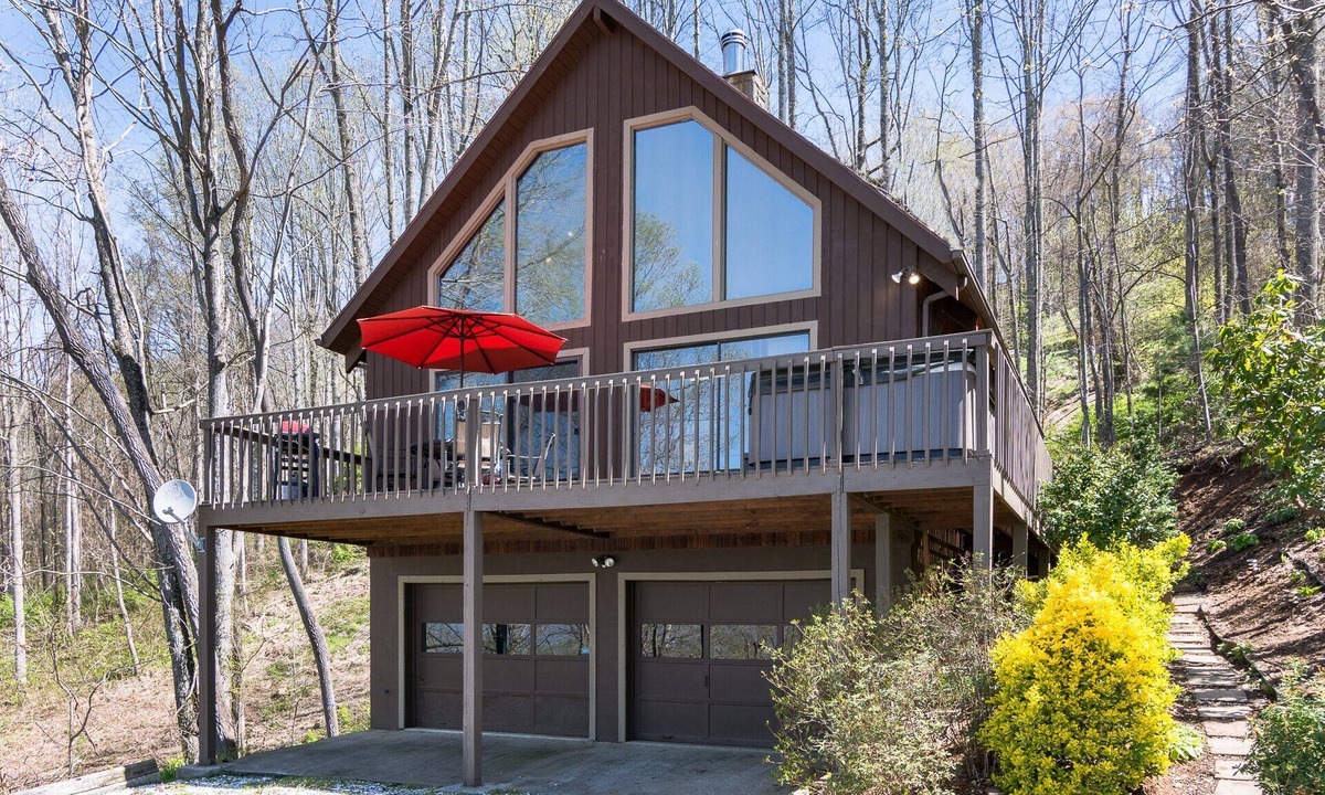 Skyland Cabin | Suzie's Luxury Cabin Asheville HOT TUB VIEWS nr BILTMORE July 25% discount/mt