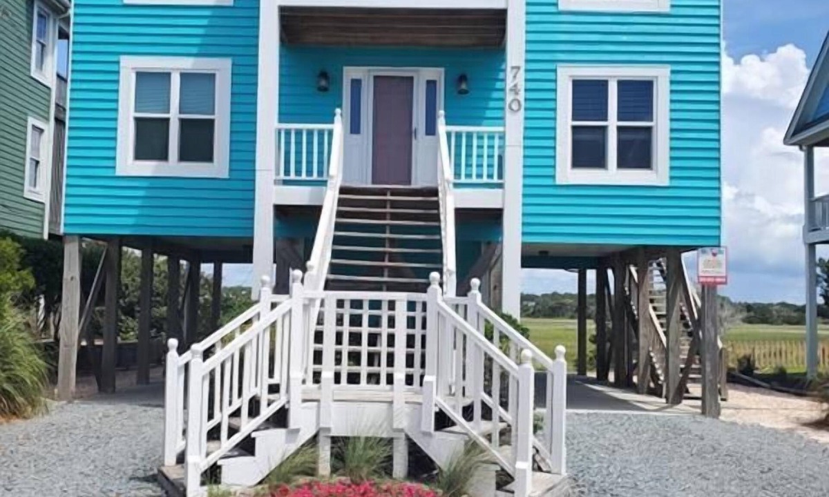 Holden Beach House | Tailslide Inn: Spacious 4-bedroom at Holden Beach, perfect for family getaways!