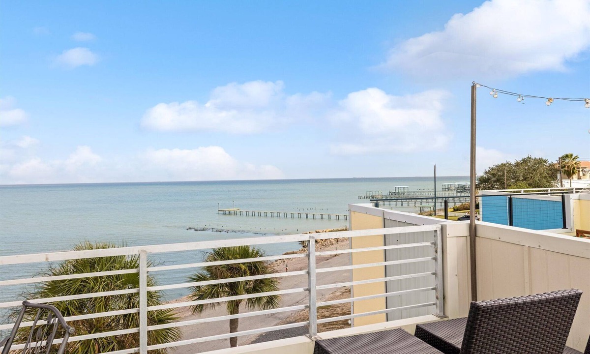 Bacliff House | Texas Sun - Waterfront & Dog-Friendly