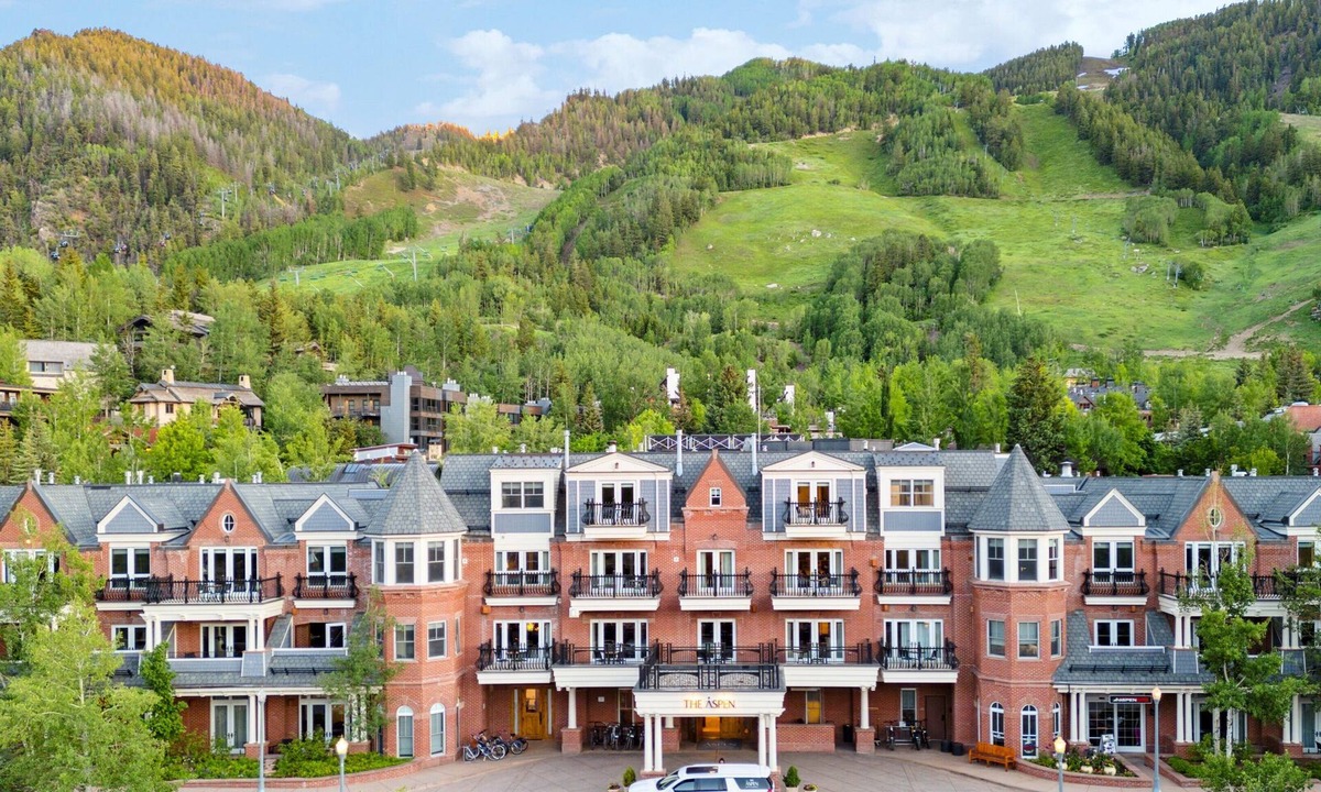 Aspen Hotel | The Aspen Mountain Residences Luxury Studio King Room Mountainside