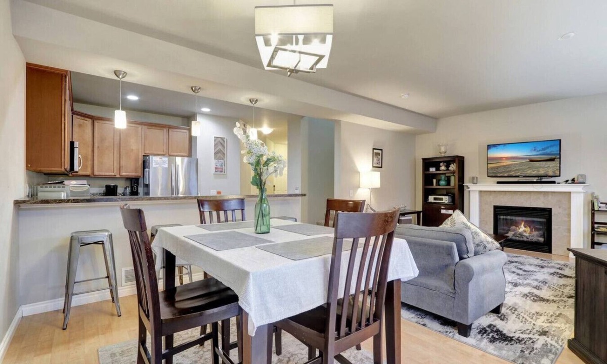 Northeast Anchorage House | The Eastside Townhome Of Ophir