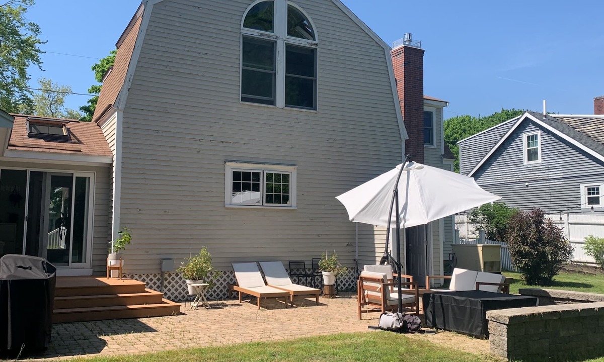 Hampton House | "The Hampton", Modern Coastal Charm. 3BR, 5-minute drive to the beach.