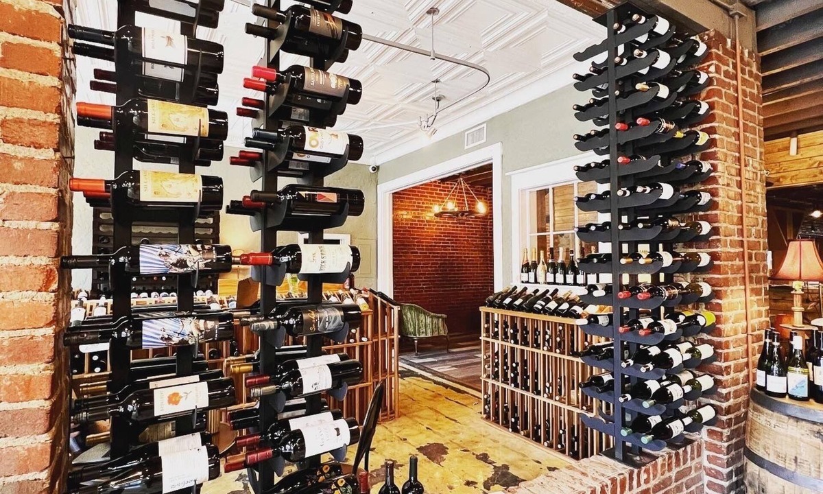 Burnsville Hotel | The NuWray Hotel & Carriage House