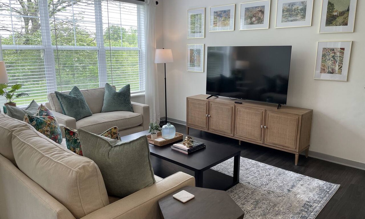 Tuttle West Apartment | The Queen of Dublin | Luxury 2BR Near Bridge Park | Pool + Gym