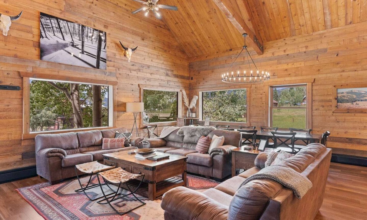 Clark Cabin | The True North Adventure Lodge is an 8-bedroom, 10-bathroom sanctuary situated in the ultimate Rocky Mountain playground. Tucked in historic Hahn’s Peak Village and adjacent to Steamboat Lake State Park and Routt National Forest.