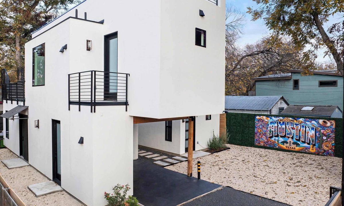 East Cesar Chavez House | The West Twin Oasis - Hot Tub near Downtown Austin