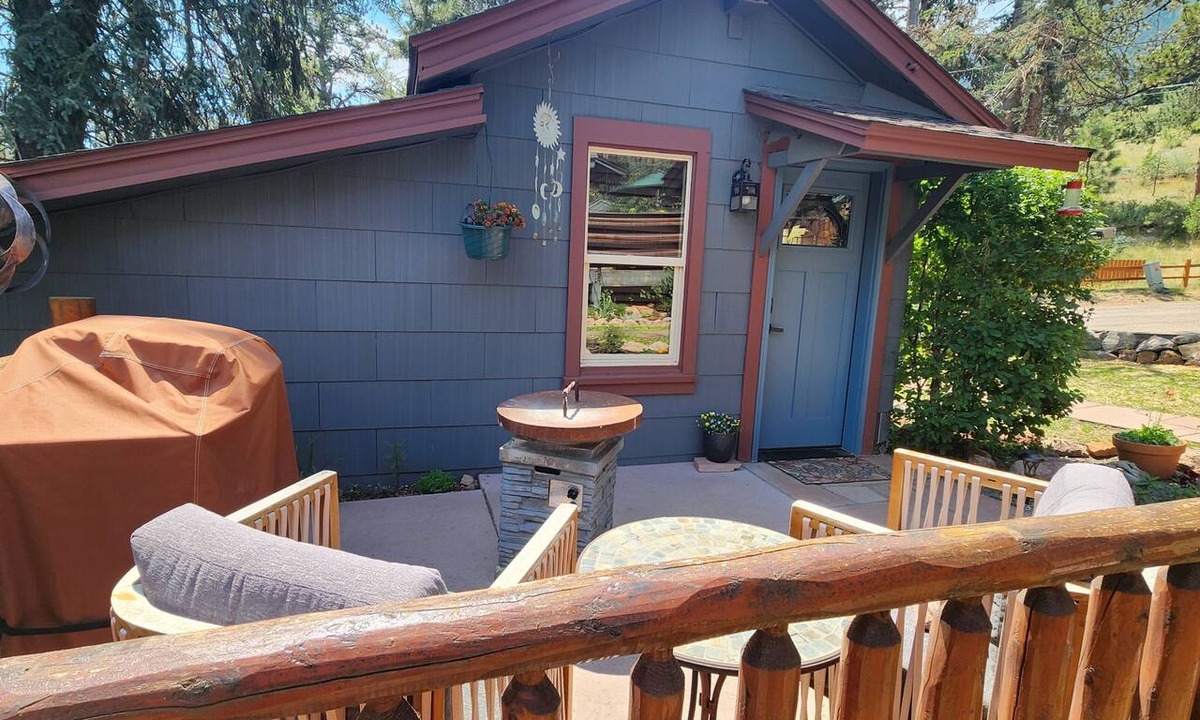 Cascade-Chipita Park Cabin | This mountain cabin is perfect for a couple or single person get away.