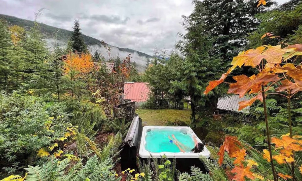 Ashford Cabin | Timber River Cabin with hot tub and trail to river