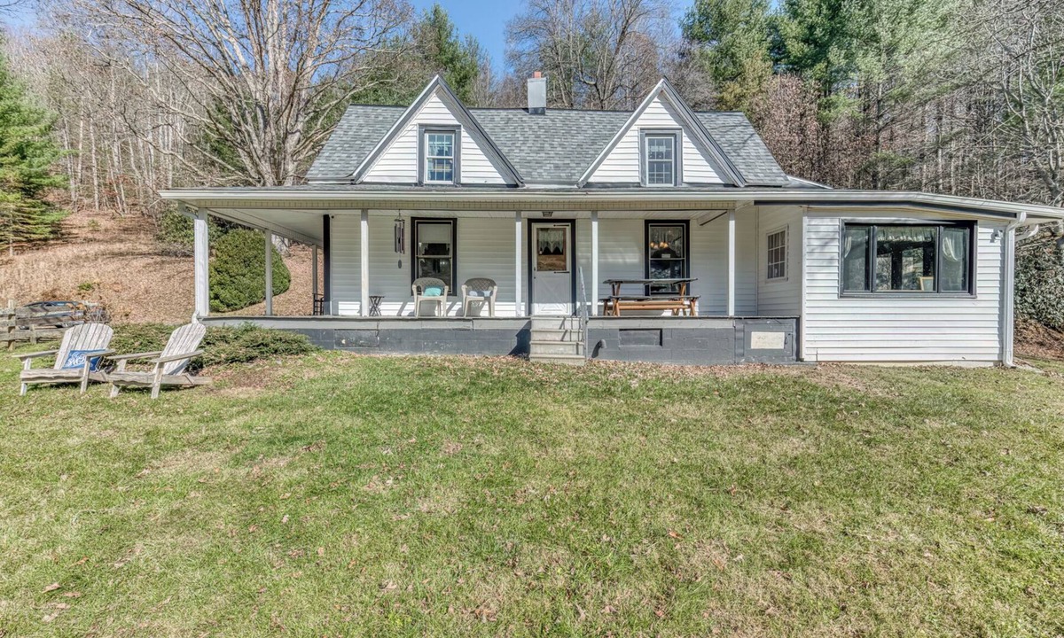 Roan Mountain Other | Tinker Valley Farmhouse – Fall Colors, Farm Animals & Quiet Country Comfort