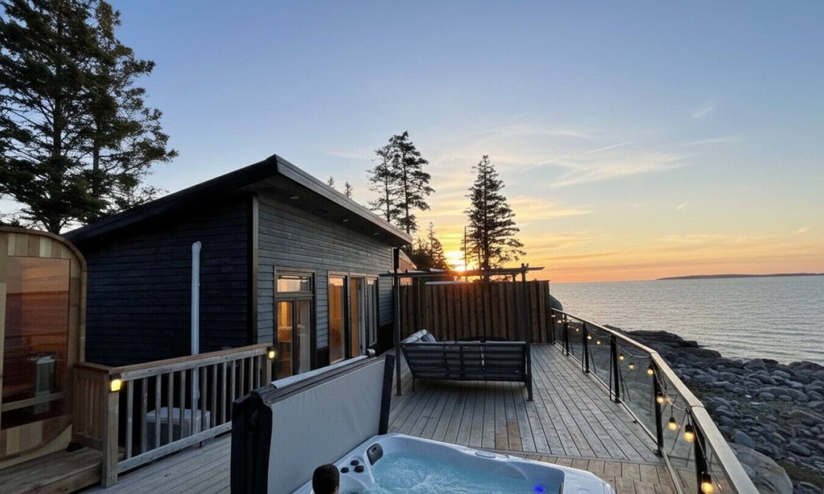 Summerville Centre House | Tiny Oceanfront Retreat - Hot and Sauna