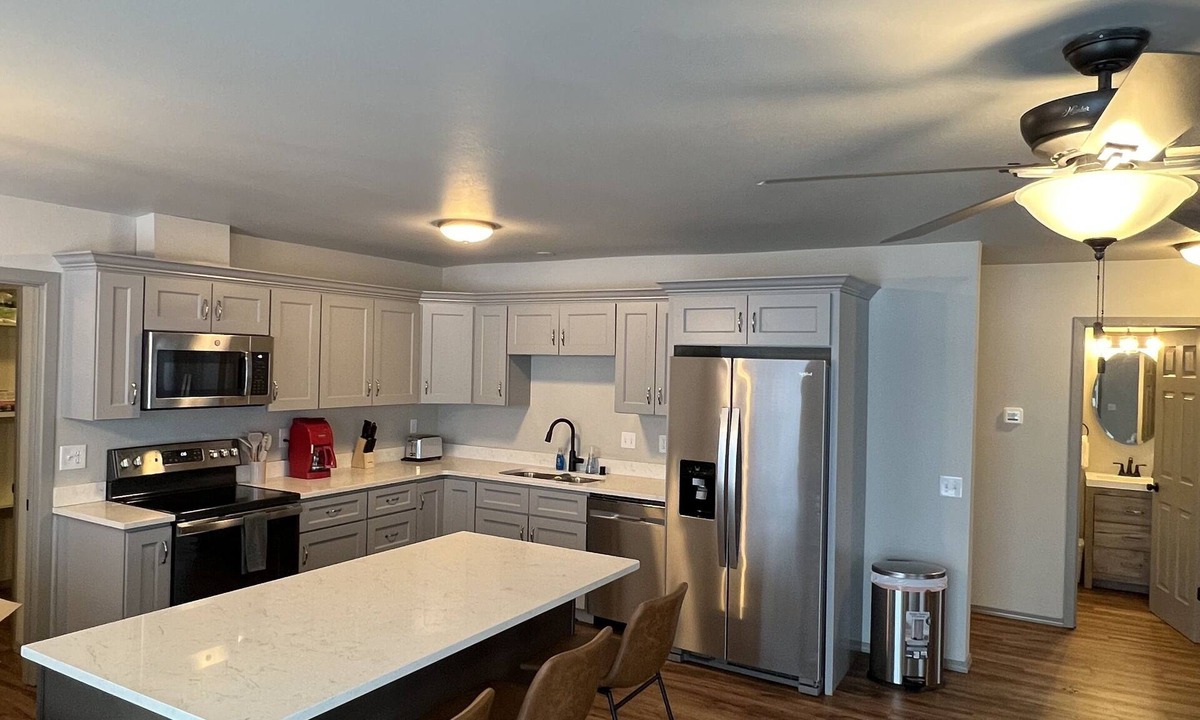 Wasilla Condo | Top Floor Lakefront Condo with Mountain Views!