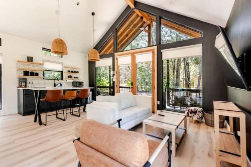 Cedar Creek House | Tranquil Modern Cabin with Friendly Farm Animals & Pond Views Near Cedar Creek, Texas