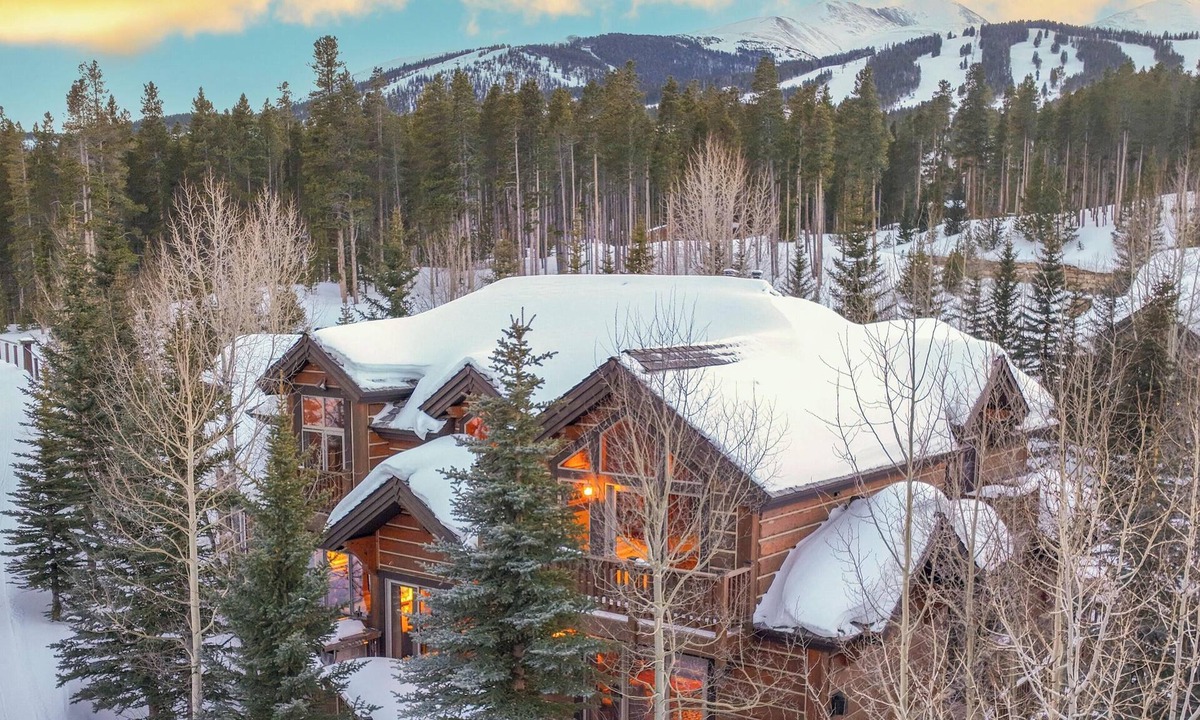Four O'Clock House | True Ski-in Ski-out Estate, Luxury Suites, hot tub, gaming. AMAZING Home and Location!