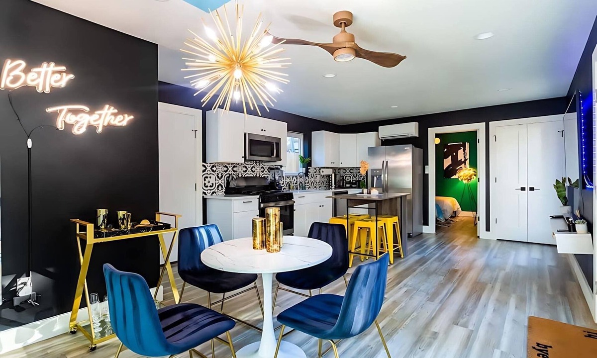 East Cesar Chavez House | Two-Home Group Retreat - 6th Street 4 Min Walk