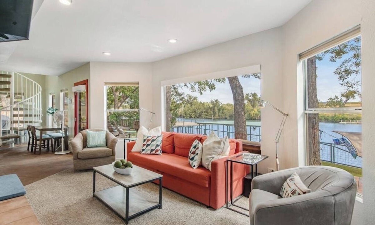 Buchanan Dam House | Two-story waterfront retreat with boat dock, two firepits & two kayaks