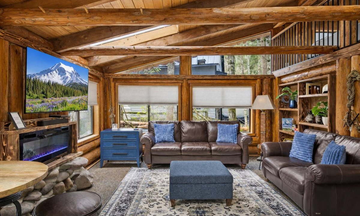 Paradise Estates Cabin | Unique Log cabin @ Rainier with Hot Tub-Fast WiFi