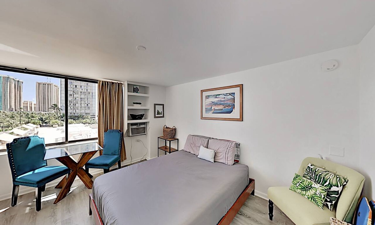 McCully - Moiliili Condo | Upbeat Hawaiian Monarch Studio | Pool + Gym