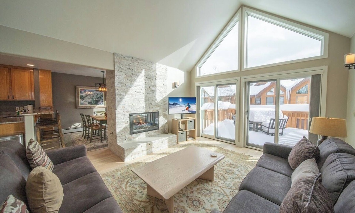 Mountain House House | Updated Townhome | Deck w/Mountain Views, Hot Tub