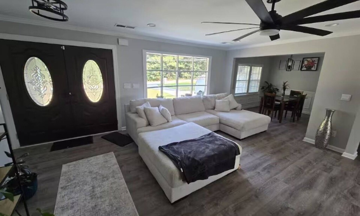 Conyers Apartment | Upper level 3bdrm 2.5bthrm kitchen livingroom deck