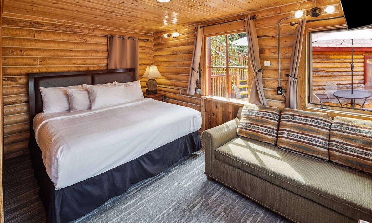 Denali National Park Cabin | Deluxe King w/Sleeper Sofa Dall Suite