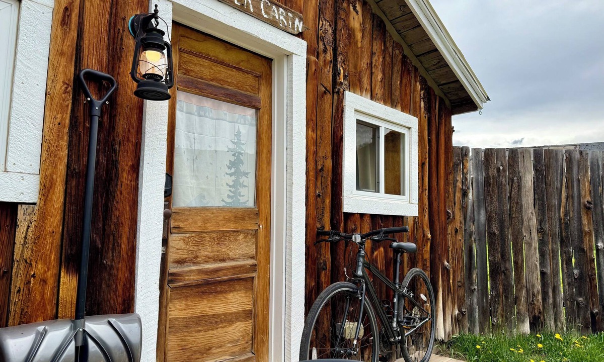 Lake Agnes Cabin | Vintage Cabin Near Steamboat with Mountain Views and Hot Tub Access