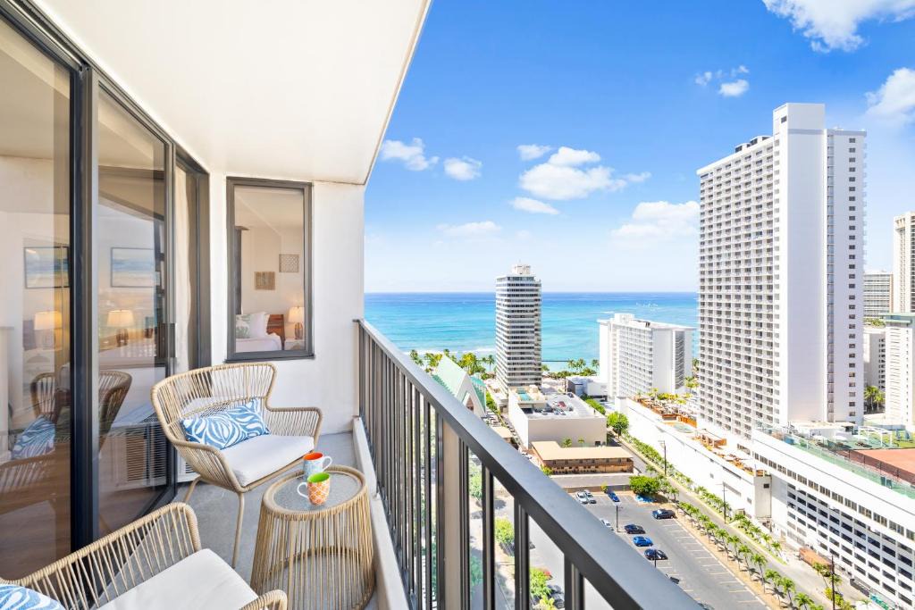 Waikiki Apartment | Waikiki Banyan retreat - parking, pool, sauna & sea views
