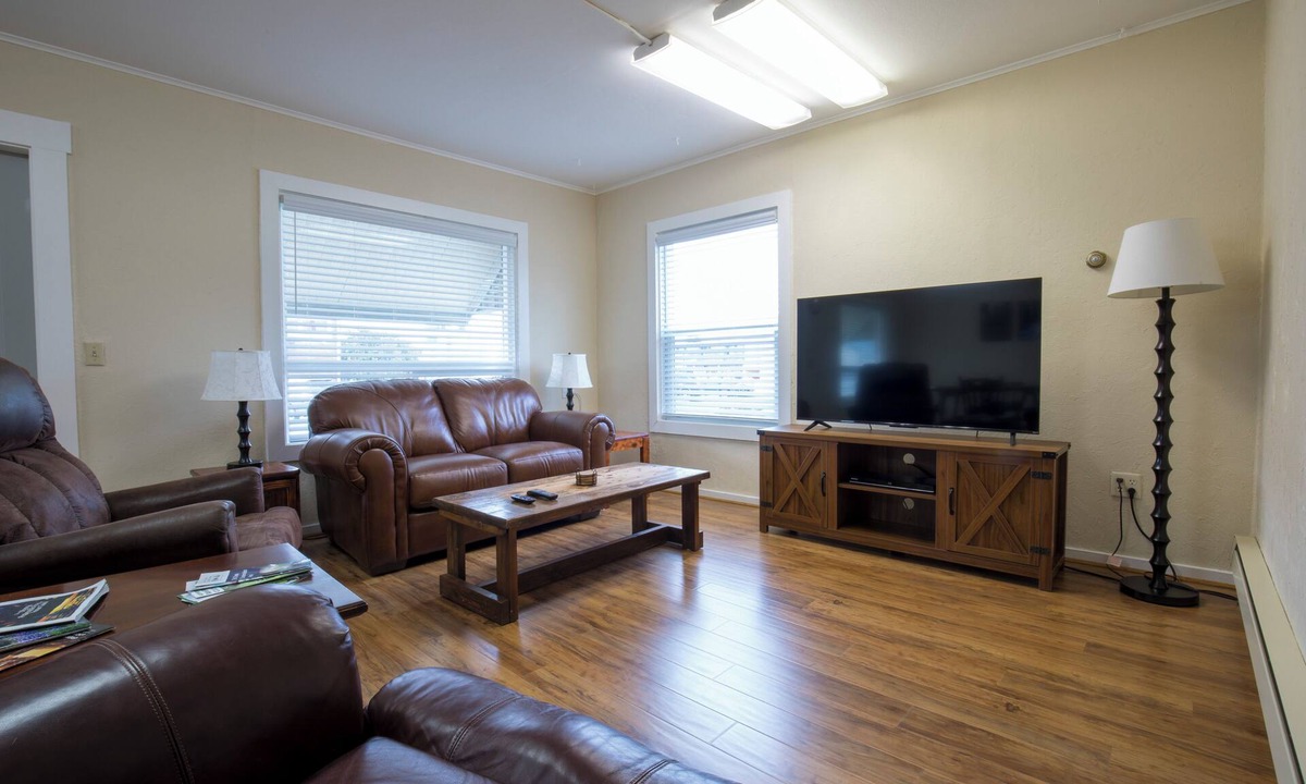Forks House | Walk to Downtown King Bed Near Olympic Beaches