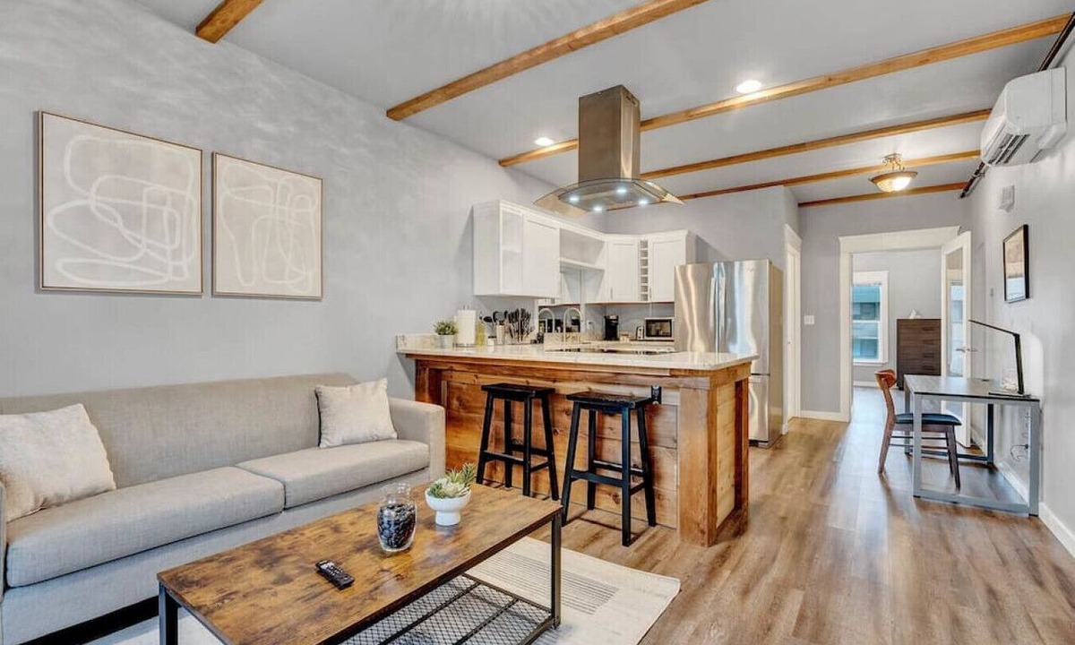 New Tacoma Apartment | Walk to DT Fast Wi-fi + Long Stay Equipped!