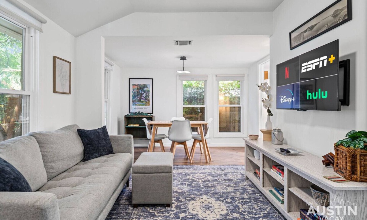 Holly House | Walk to East Austin’s Best│Free Parking│Gated Dog-Friendly Yard│Bungalow for 4