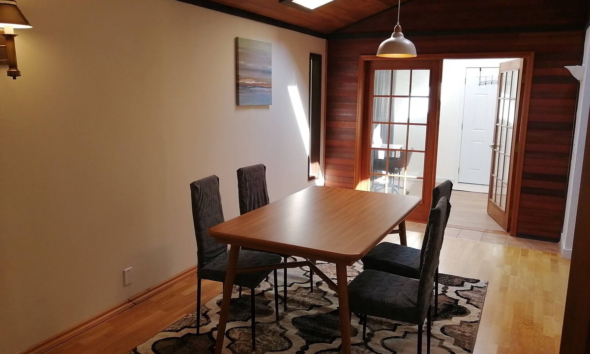 Shoreline House | Walk to Light Rail Station - Cozy Home w/AC