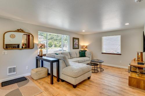 Fort Lewis House | Walk to Spanaway Lake: Chic Home w/Rooftop Deck!