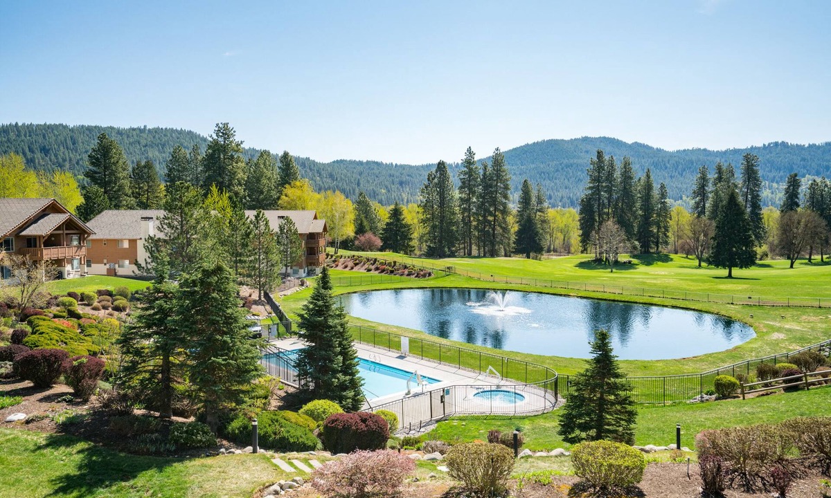 Downtown Leavenworth Condo | Walk to Town + Mountain & Golf View + Pool and Hot Tub + Top Floor