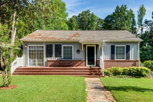 Toccoa House | Walkable Location! Peaceful Toccoa Escape w/Yard