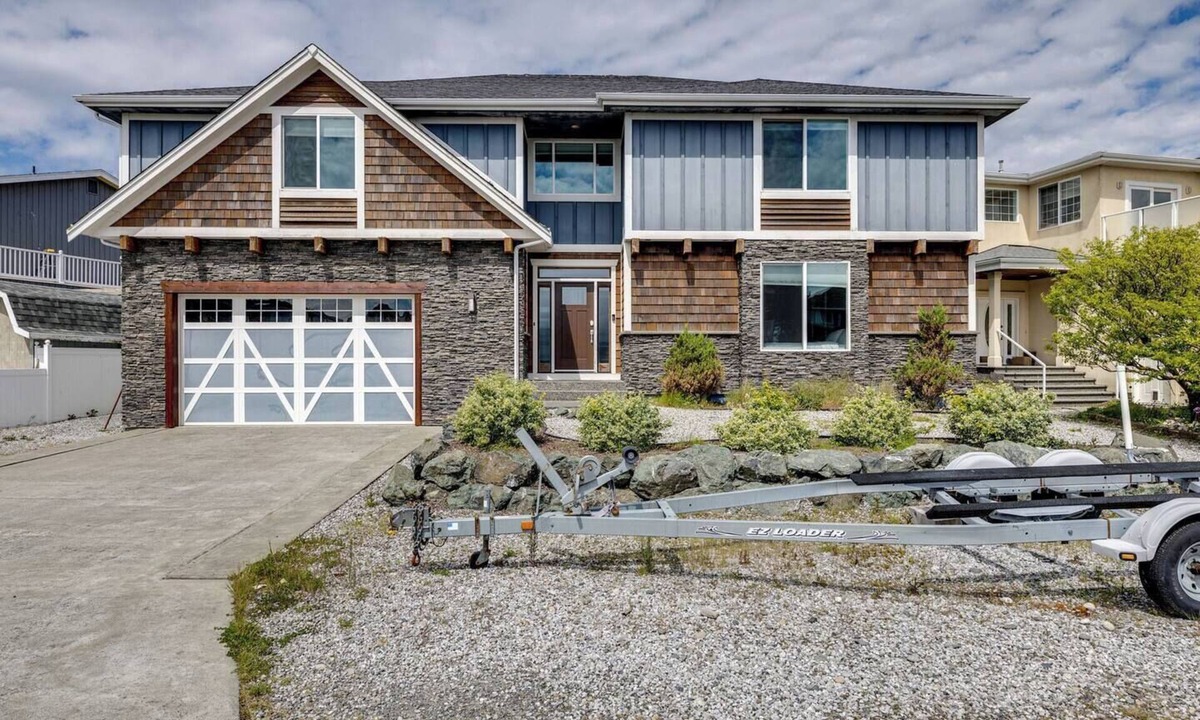 Ferndale House | WATER FRONT PROPERTY WITH PRIVATE BOAT DOCK