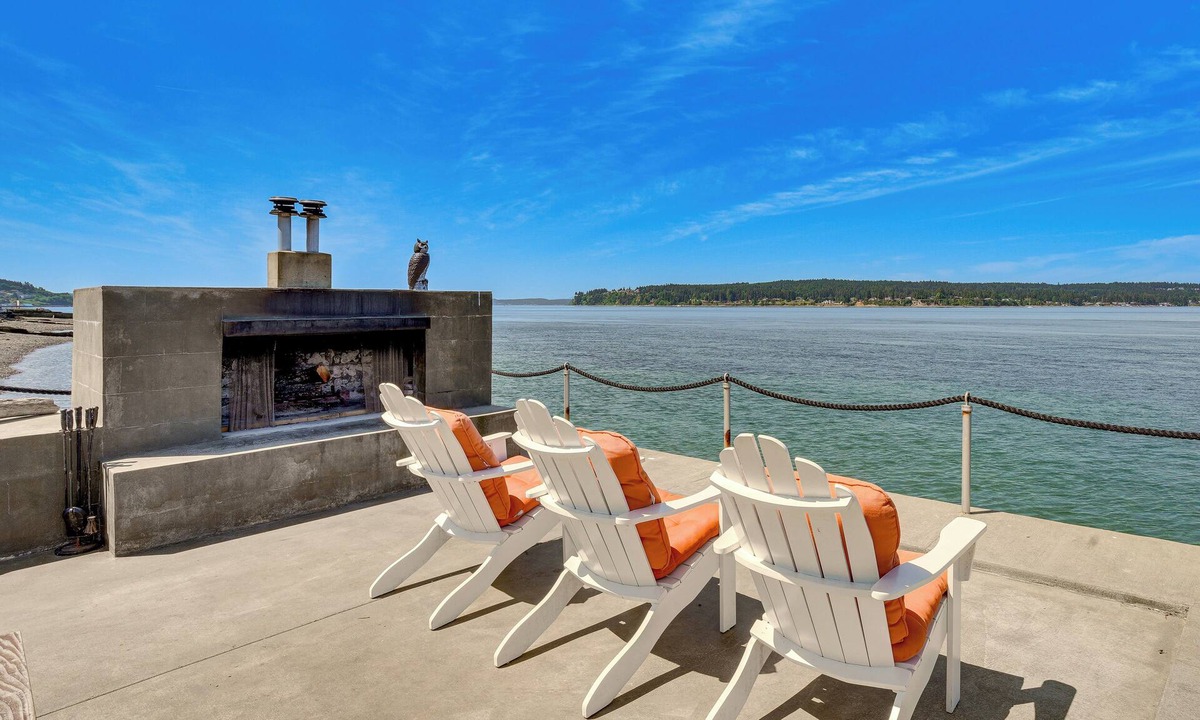 University Place Cabin | Waterfront Cabin w/Stunning Sound Views