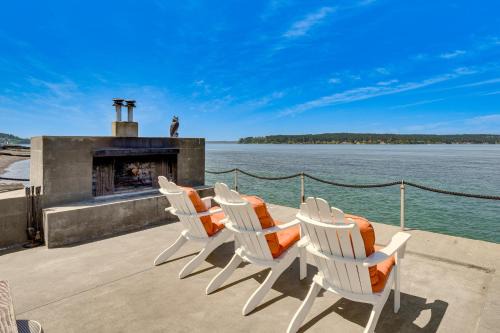 University Place House | Waterfront Cabin w/Stunning Sound Views