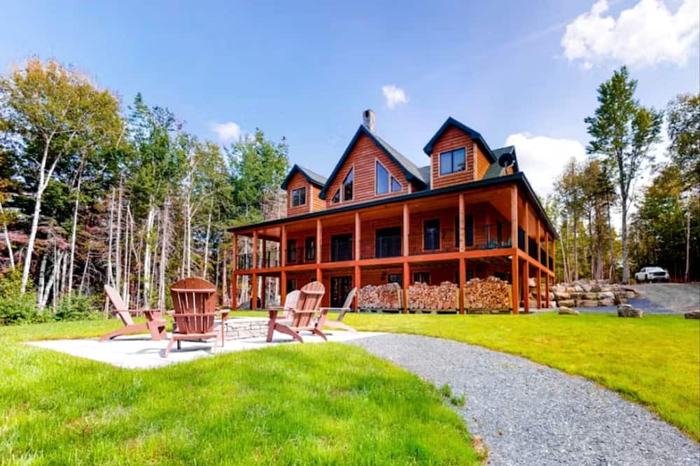 Beaver Cove Cabin | Waterfront Cabin with Spacious Interior and Fire Pit in Maine