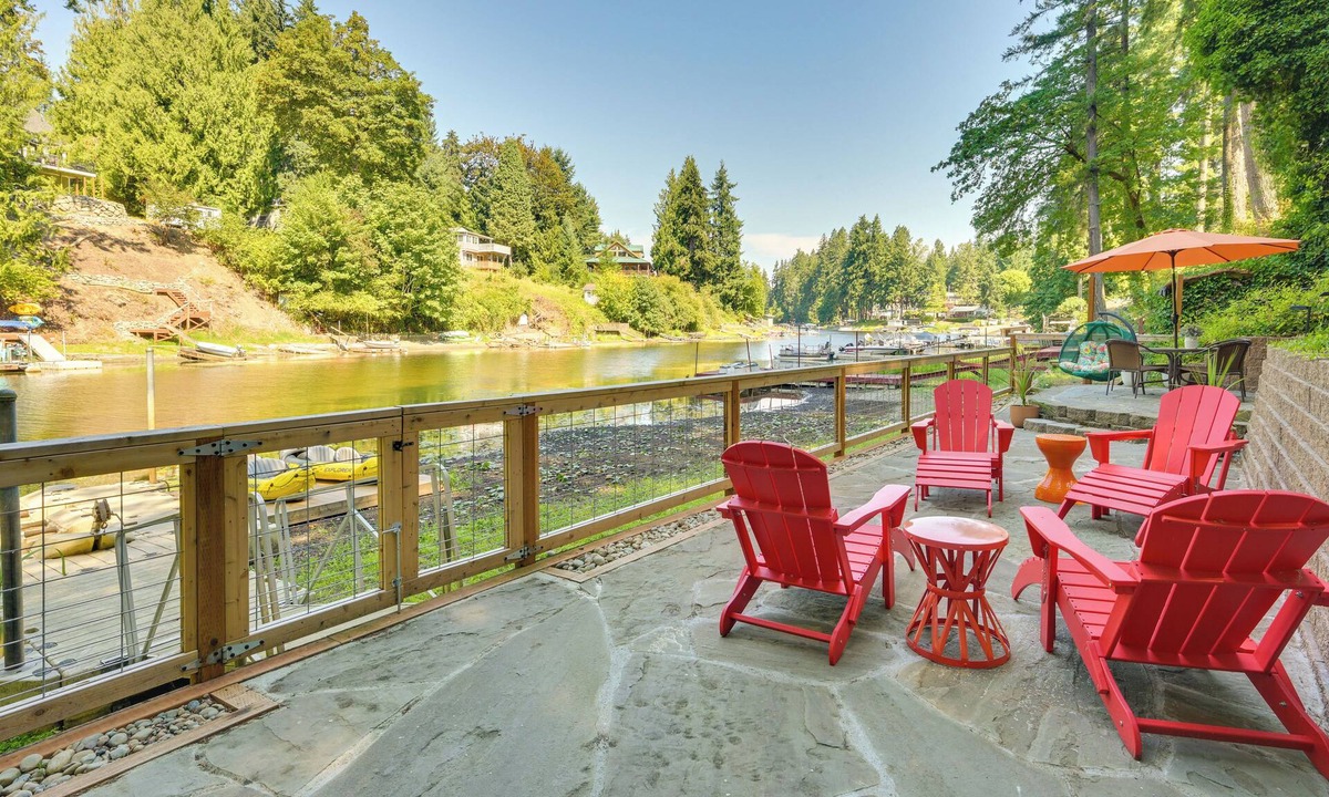 East Olympia House | Waterfront Gem on Lake Saint Clair w/Private Deck