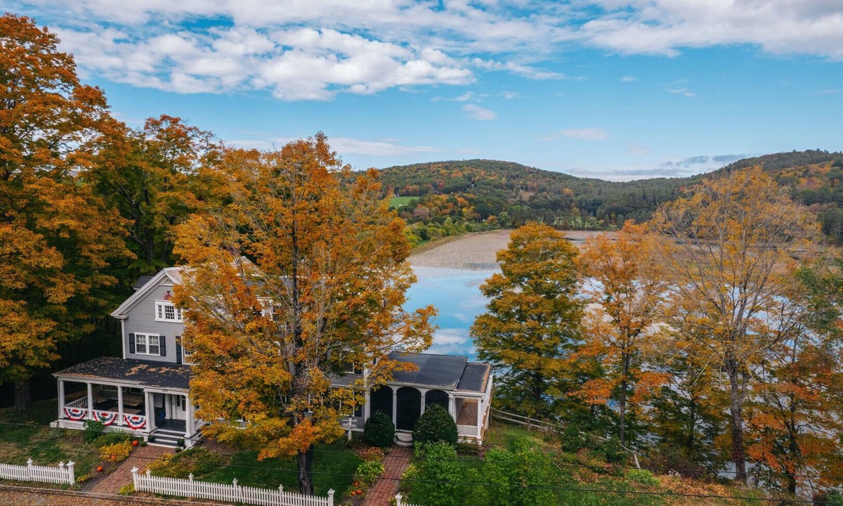 Quechee House | Waterfront House on Dewey Pond, Quechee