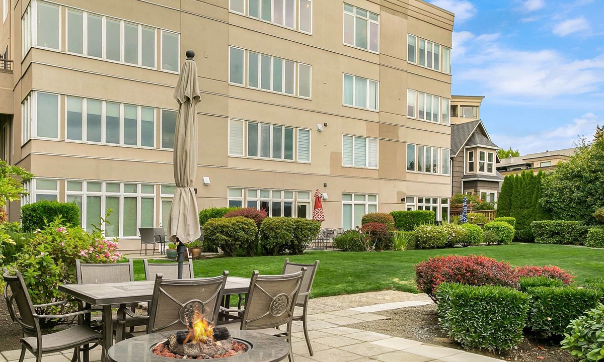 Inglewood-Finn Hill Condo | Waterfront Penthouse Condo