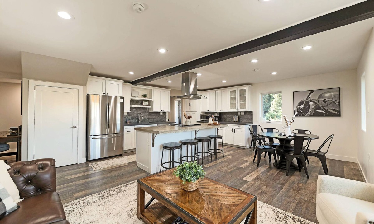 Fairbanks House | WATERFRONT Unique Hangar Home Runway Pilot Paradise Jacuzzi-Aurora View