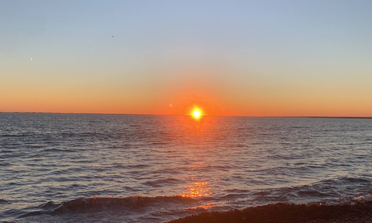 Breakwater Village Cottage | WINTER DISCOUNT/Gorgeous, quaint cottage one block from private beach!