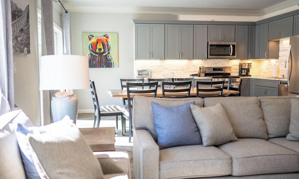 Lincoln House | Winterfell Retreat - Forest Ridge - Pools - Clubhouse - AC - Seasonal Shuttle