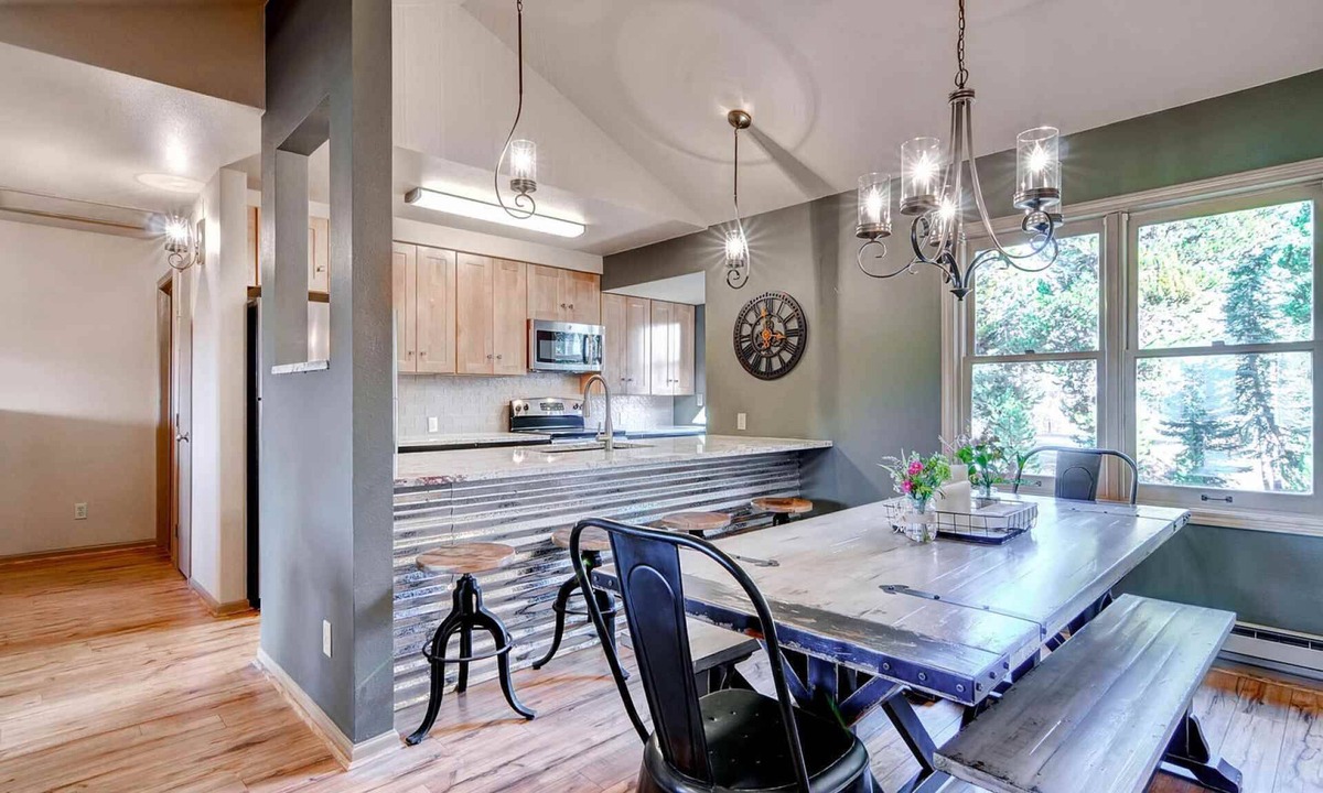 Baldy Mountain House | Wk & Mo Discounts! HUGE w/Ski Mtn Views, Fireplace, Garage Free Town Shuttle