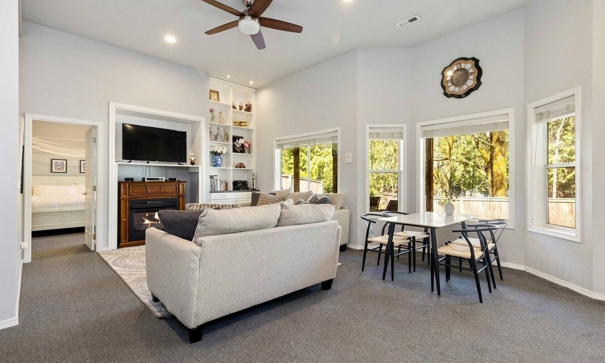 Sammamish House | Wonderful 2-bedroom entire guest suite with AC in charming Sammamish