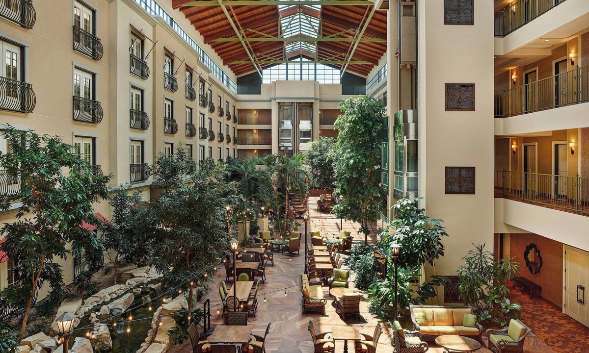 Aurora Hotel | Woolley’s Classic Suites