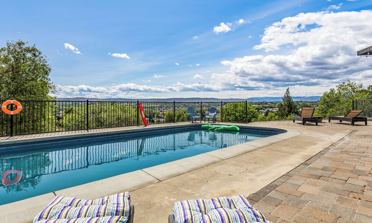 Yakima House | Yakima Valley Views with Pool and Sauna