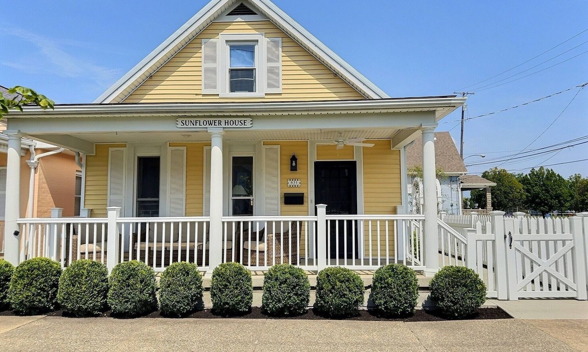 Sandusky House | Yellow House - Downtown & 7 Mins to Cedar Point